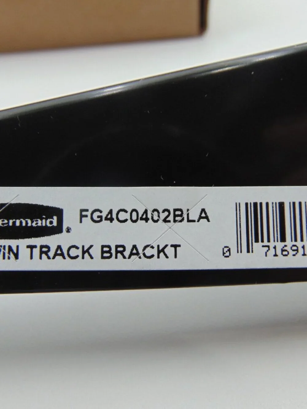 Rubbermaid 9” Twin Track Black Shelf Brackets FG4C0402BLA 16 Pack